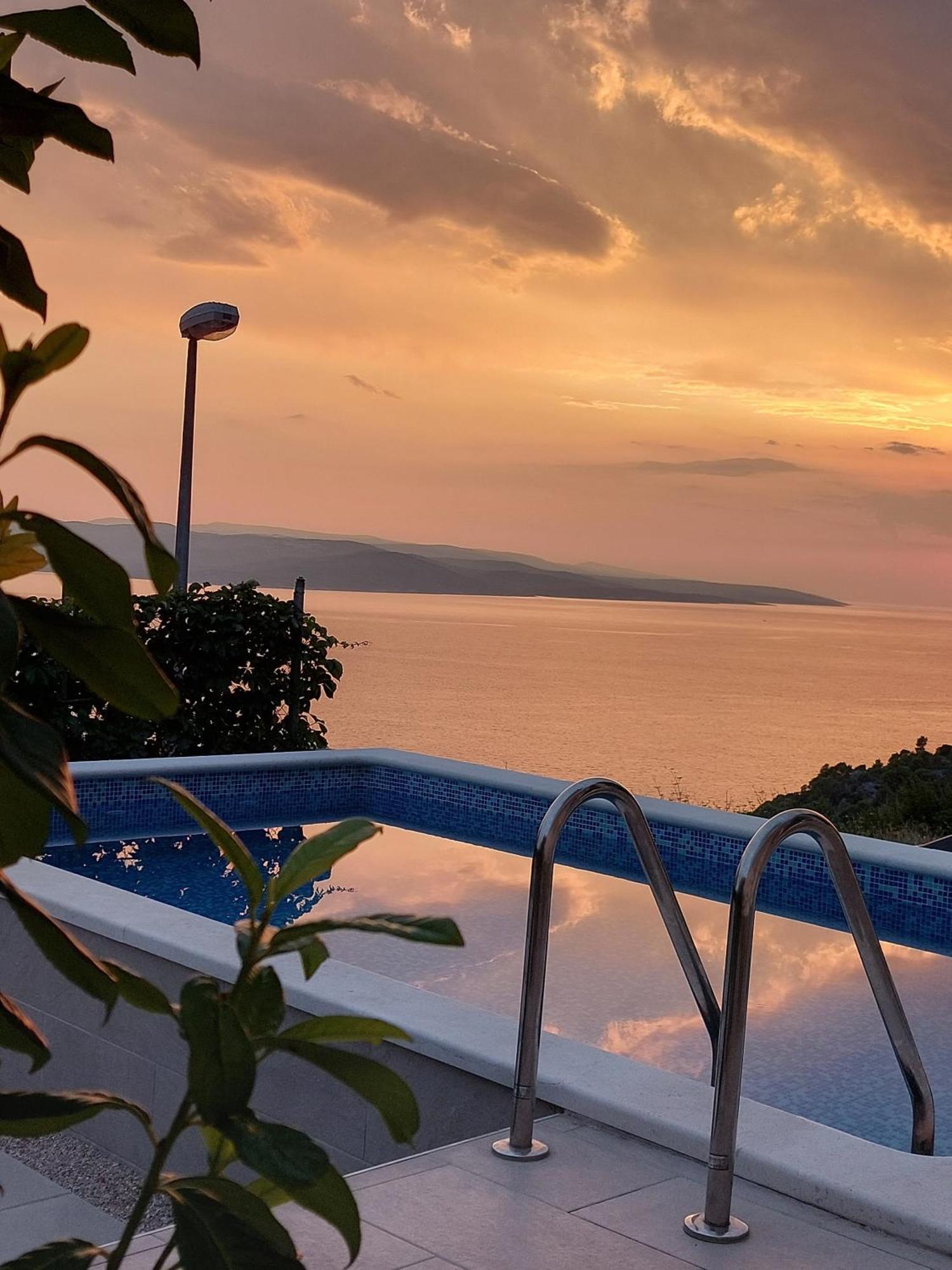 Charmy Petra With Pool Makarska