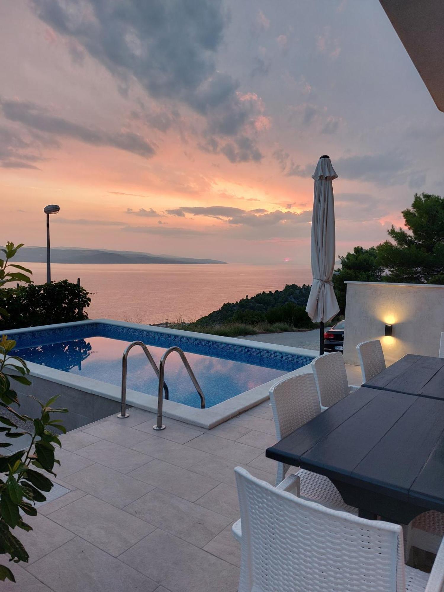 Charmy Petra With Pool * Makarska